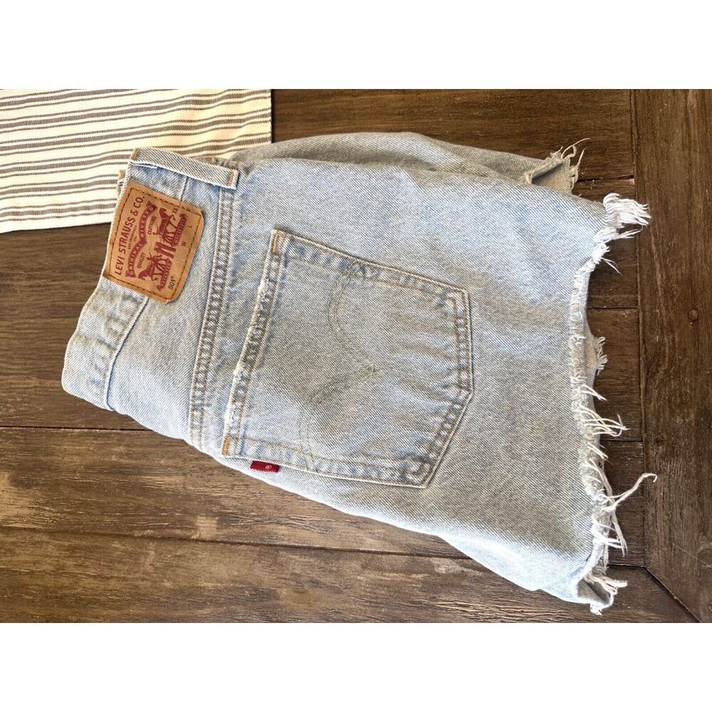 Levi's 501 Original Fit Women's High-Rise Frayed Jean Denim Shorts Light Wash 32 - Picture 8 of 9